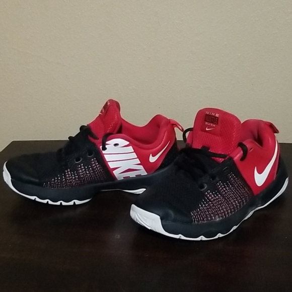 Nike Hustle Quick Shoes Black Red Size 4Y Youth - Picture 2 of 10